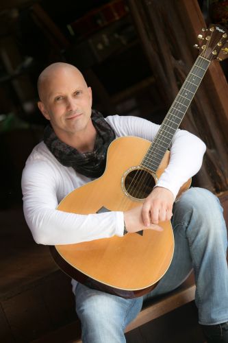 eric-silver-with-guitar-sitting