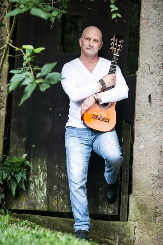 eric-silver-with-guitar-standing